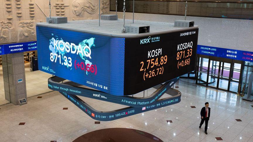 مكاسب محدودة للبورصات الآسيوية مع انخفاض أسهم الرقائق