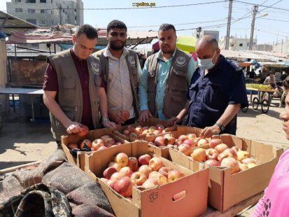 بلدية رفح:  إتلاف "50" كيلو جرام من فواكه فاسدة خلال جولة تفتيشية في الأسواق