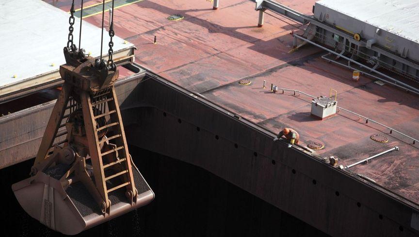 سعر الحديد يواصل خسائره وسط حذر بشأن آفاق الطلب