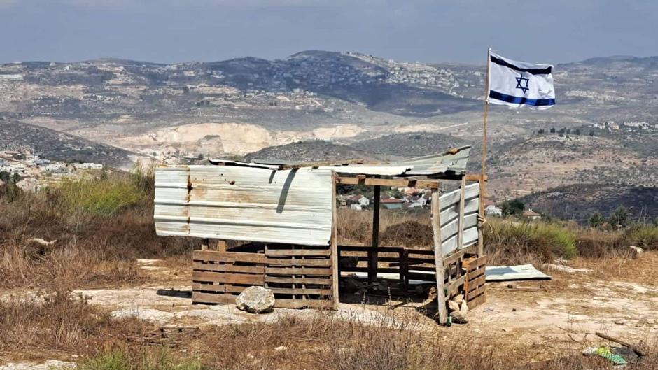 أهالي قرية أم صفا ينجحون بإزالة بؤرة استيطانية من أراضيهم