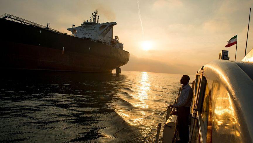 النفط يقفز وسط توترات سياسية وتزايد المخاوف بشأن الإمدادات