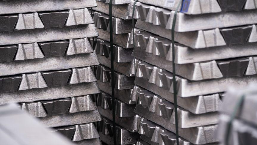 تراجع أسعار الألمنيوم والنحاس مع صعود الدولار أمام العملات الأخرى