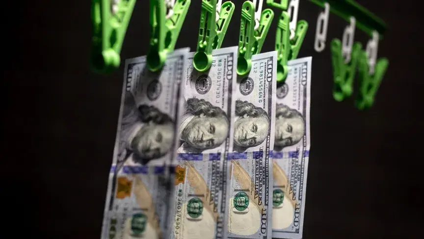 الدولار يصعد بأكبر معدل شهري مع لجوء المستثمرين للملاذات الآمنة
