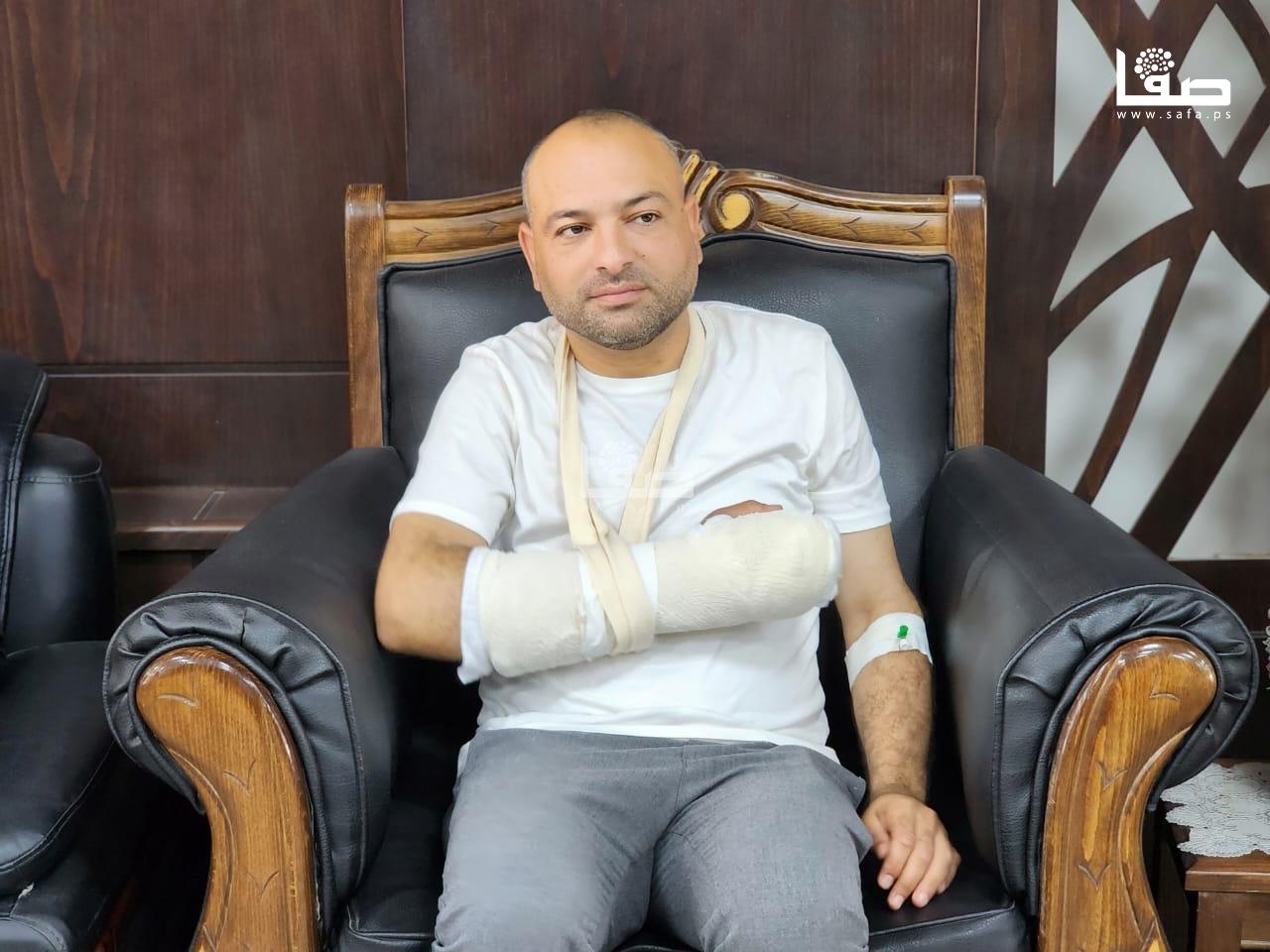 وصول الصحفي أشرف أبو عمرة إلى قطاع غزة بعد رحلة علاج بالخارج