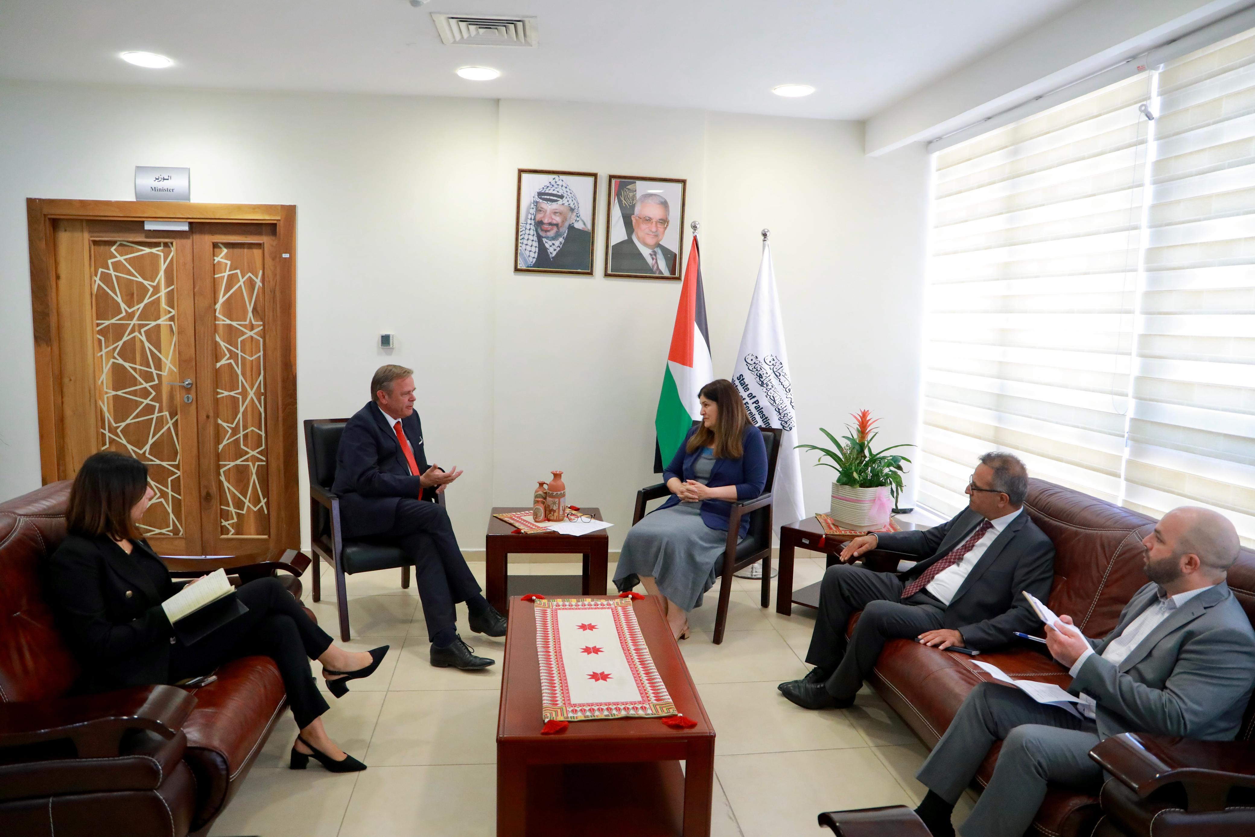 الوزيرة شاهين تبحث مع السفير الهولندي تطورات الأوضاع في فلسطين