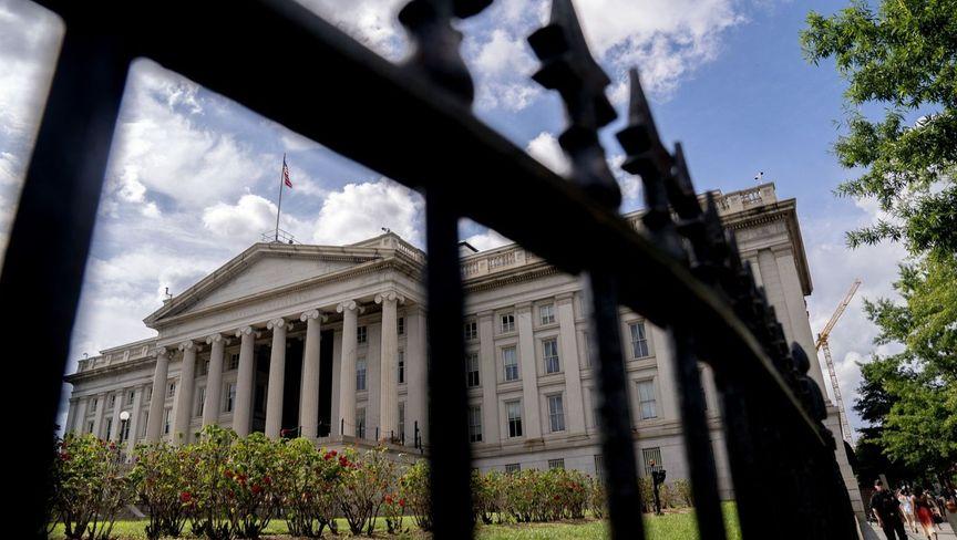 الدولار يصعد للأسبوع الثاني مع تركيز المضاربين على بيانات اقتصادية