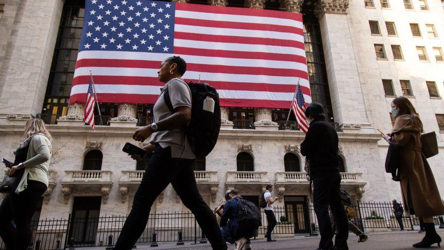 الدولار يحقق أفضل أداء أسبوعي منذ فبراير بضغط مخاوف التضخم