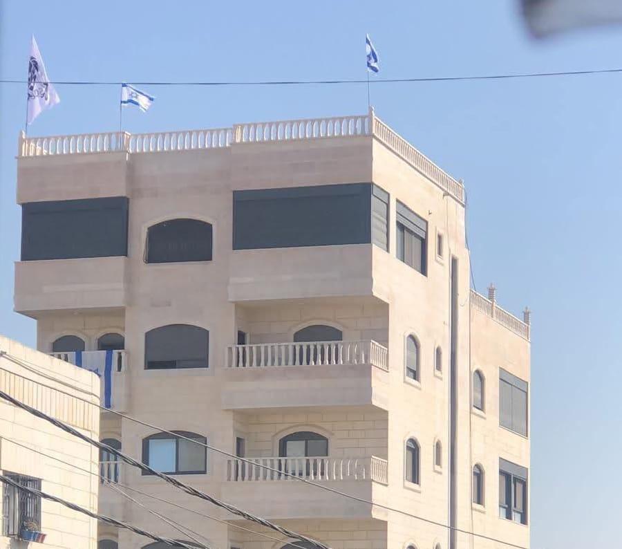 الجيش الإسرائيلي يستولي على طابق في عمارة سكنية بالخليل