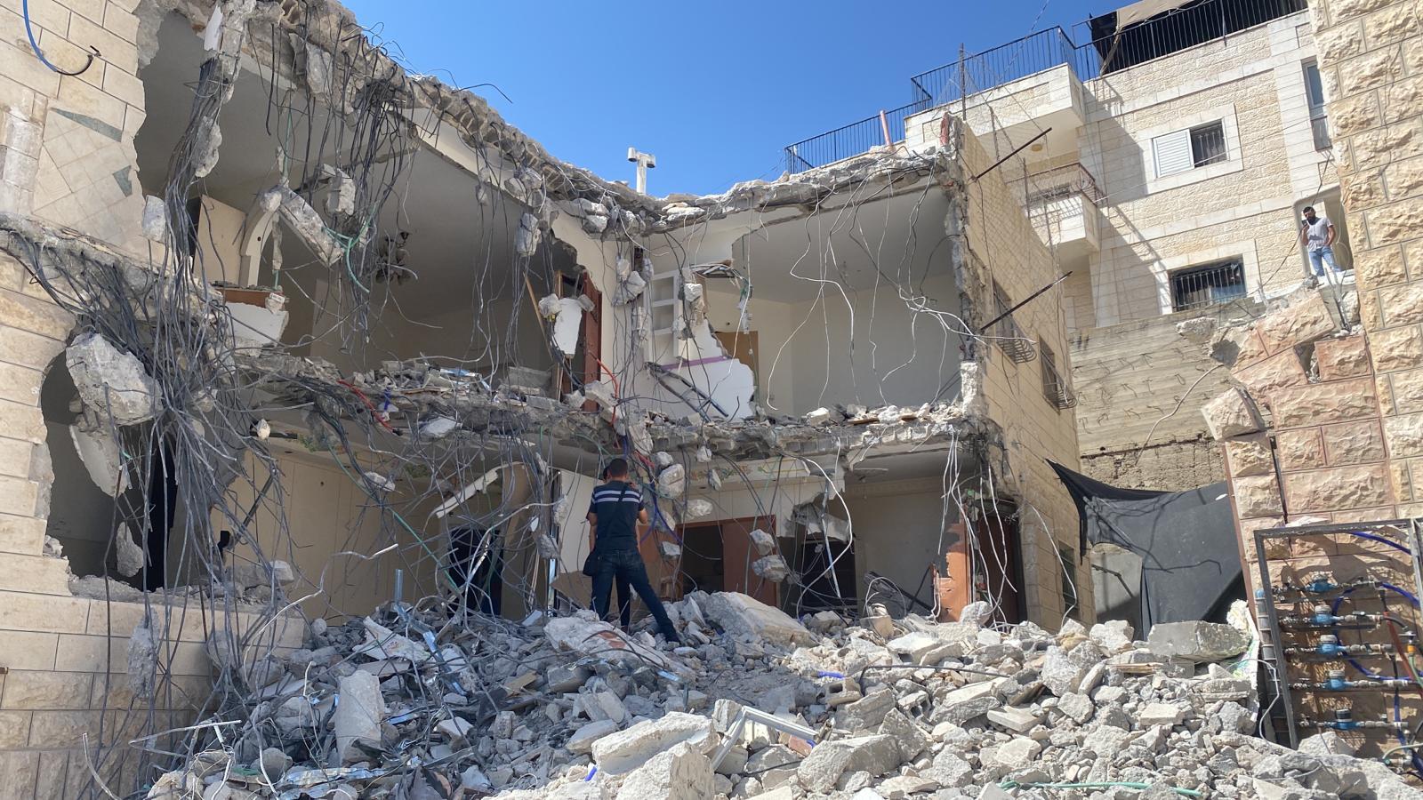 تصعيد استيطاني: الاحتلال ينذر بهدم عشرات المحال في الرماضين بالخليل