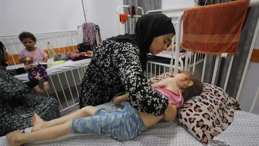 بعد وفاة إحدى ابنتيها بسوء التغذية.. فلسطينية تتمسك بالأمل في إنقاذ طفلتها الثانية