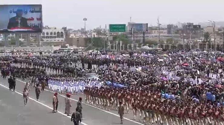 جماهير غفيرة تشيِّع جثمانين الوزراء الذي قضوا في الهجوم الإسرائيلي على صنعاء