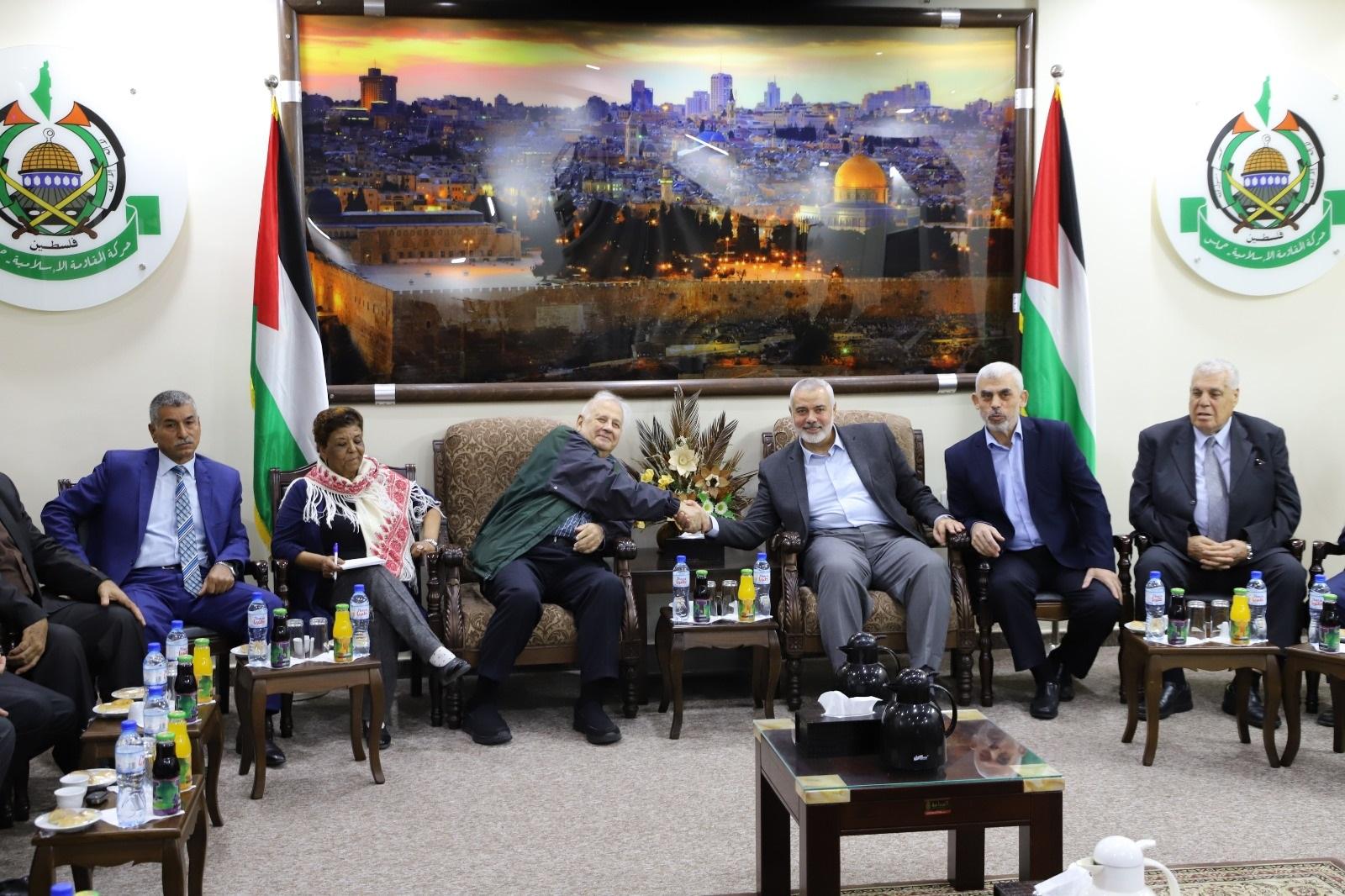 حماس تتراجع عن موقفها وتسلم "حنا ناصر" الموافقة على الانتخابات