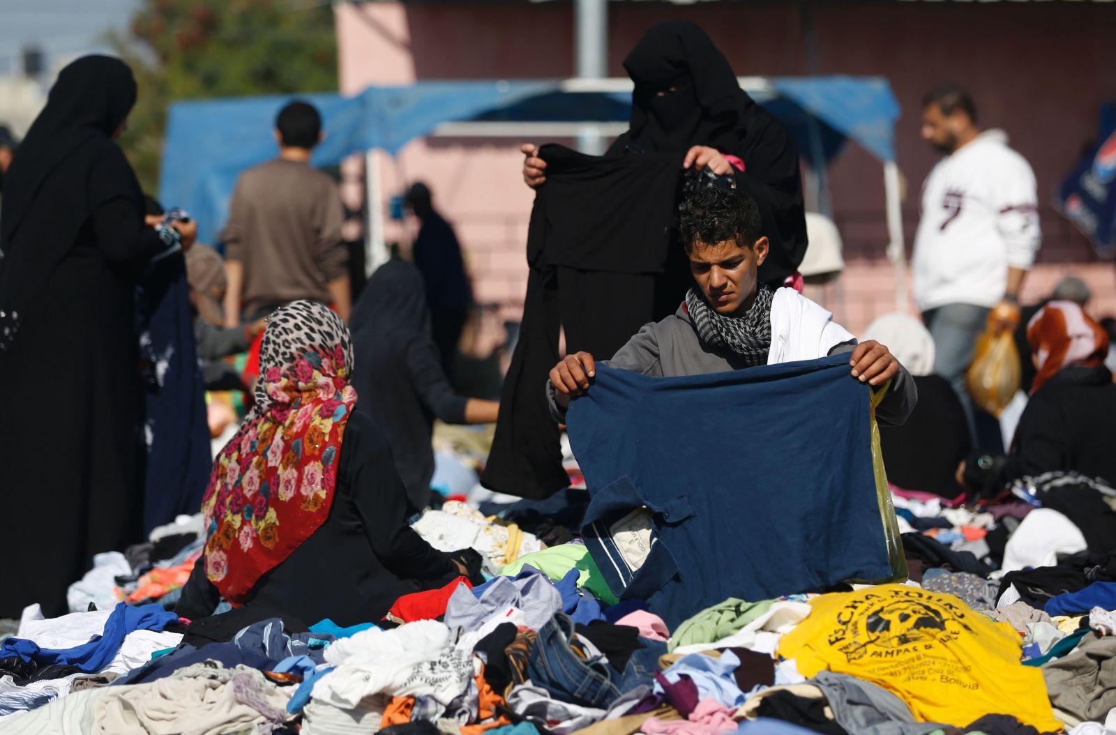 بعد استئناف استيرادها الاقتصاد بغزة يجري تفتيشات على ملابس "البالة"