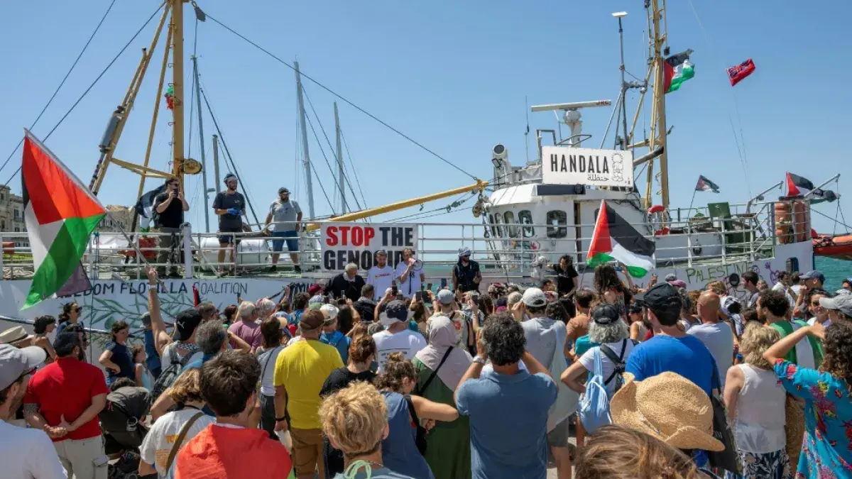 استمرار ترحيل نشطاء أسطول الحرية وسط ظروف احتجاز مهينة وإضرابات عن الطعام