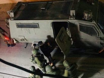 طالت أسرى محرّرين.. الاحتلال يشرع بحملة الاعتقالات اليومية في الضفة