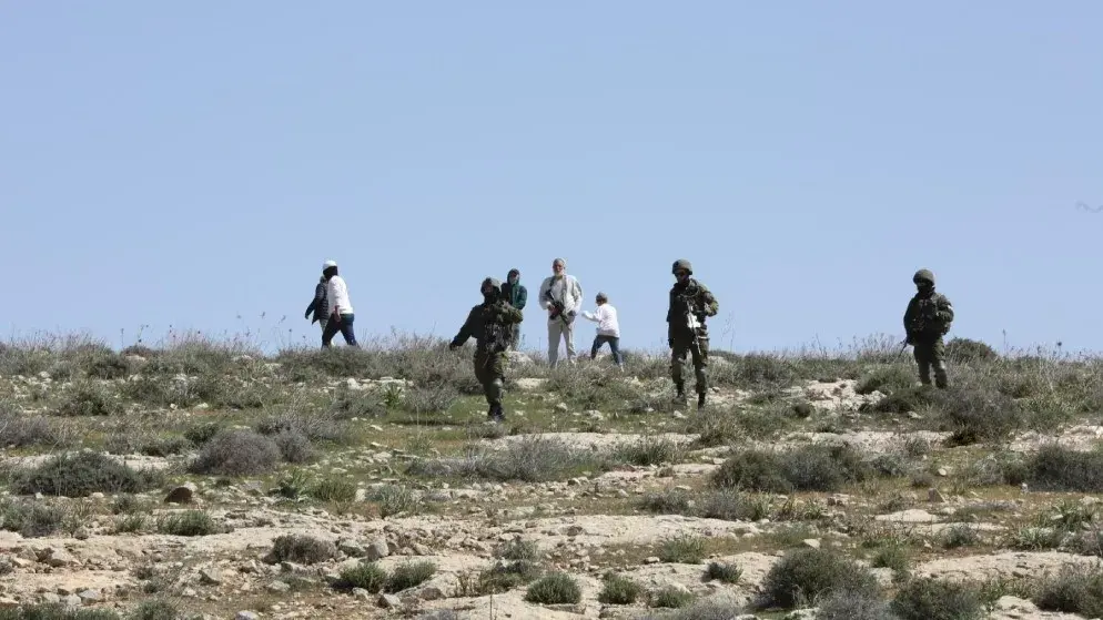 مستوطنين يجبرون عائلتين على الرحيل من تجمع شلال العوجا شمال مدينة اريحا