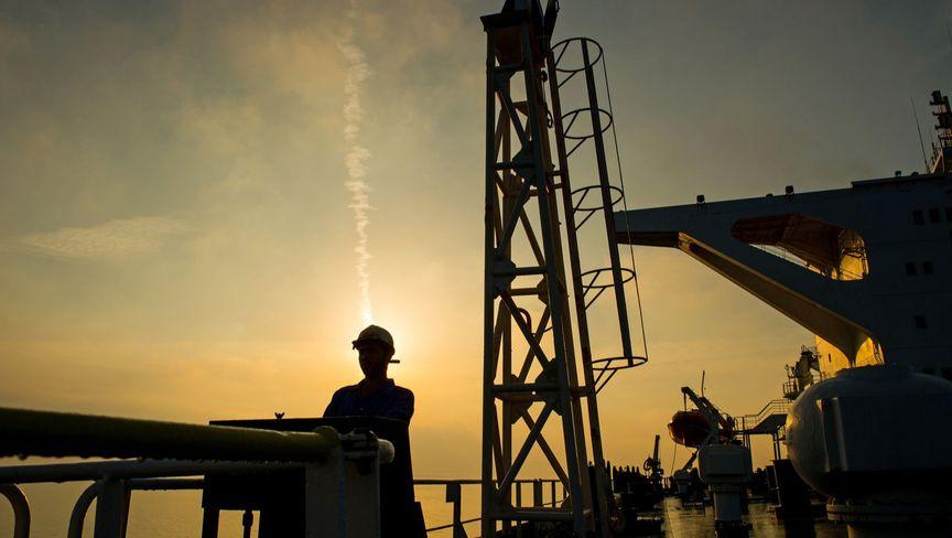 أسعار النفط تتراجع بعد قفزة عززها تصاعد التوترات في الشرق الأوسط