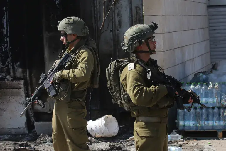 قوات الاحتلال تصادر أموال ومجوهرات من الضفة الغربية