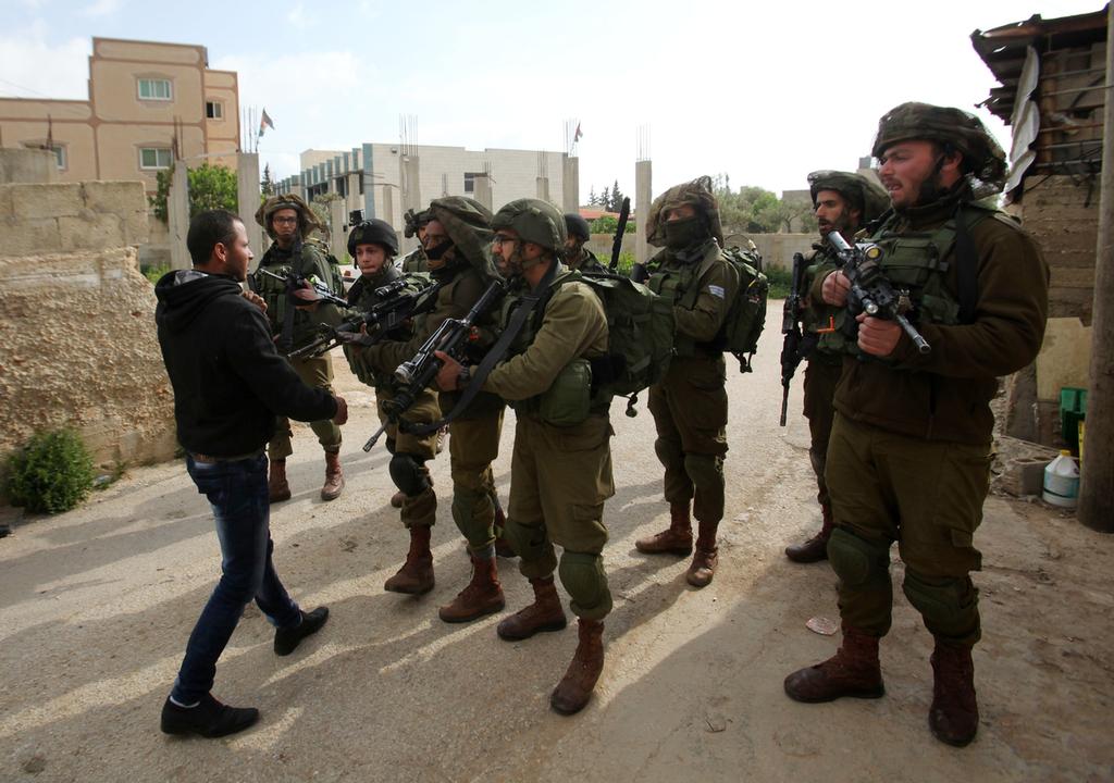 قوات الاحتلال تدهم منزلاً في القدس وتغلق حاجز قلنديا