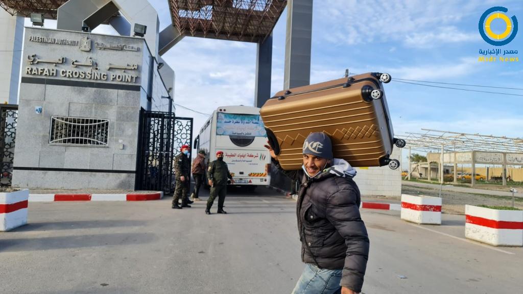 غزة: مغادرة عدد من المواطنين عبر معبر رفح بعد فتحه استثنائيًّا اليوم الثلاثاء