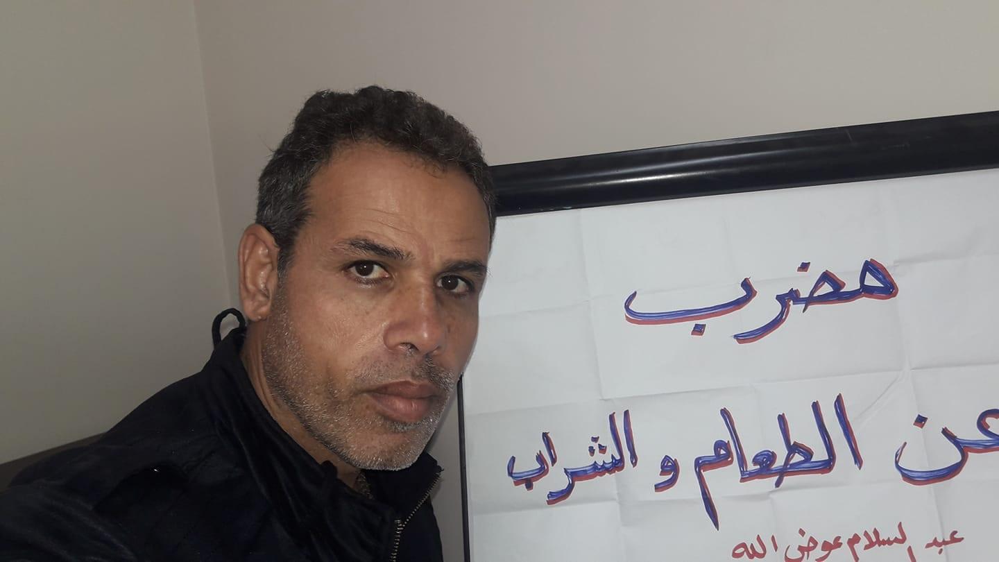 غزة: ما قصة موظف "الأونروا" عوض الله المضرب عن الطعام لليوم الثالث؟