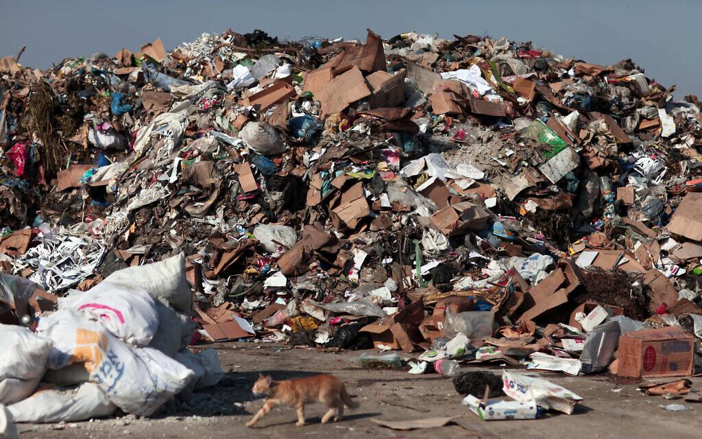 بلدية غزة تحذر من تكدس النفايات يوماً بعد آخر