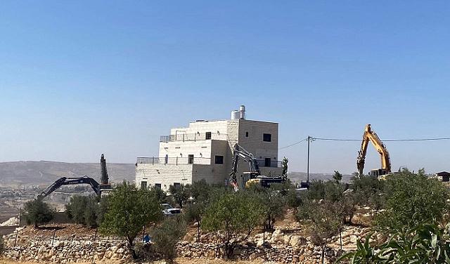الاحتلال يهدم بنايات سكنية ومنازل مأهولة ومنشآت زراعية في محافظة بيت لحم