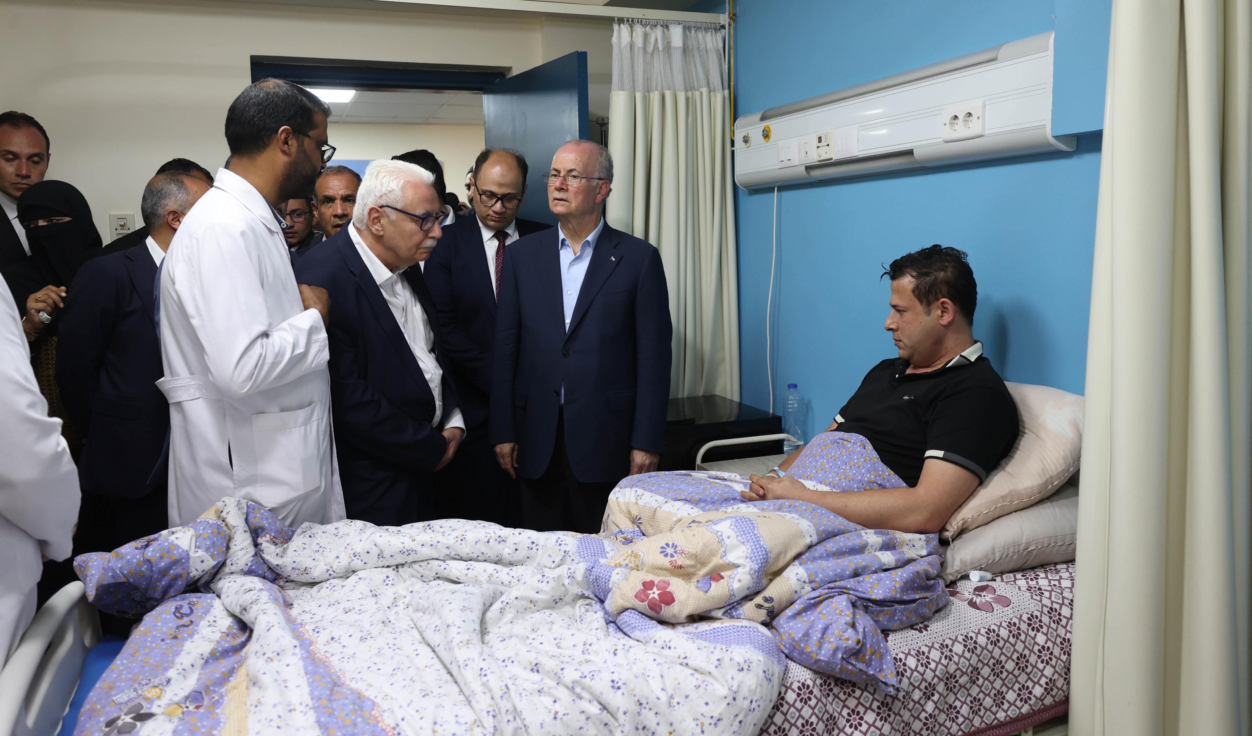 مصطفى يعود الجرحى من أبناء شعبنا في مستشفى العريش العام