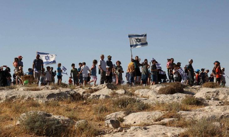 مستوطنون إسرائيليون يعتدون على تجمعات فلسطينية في الضفة
