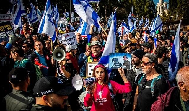 تجدّد المظاهرات المناهضة للتعديلات القضائية في تل أبيب