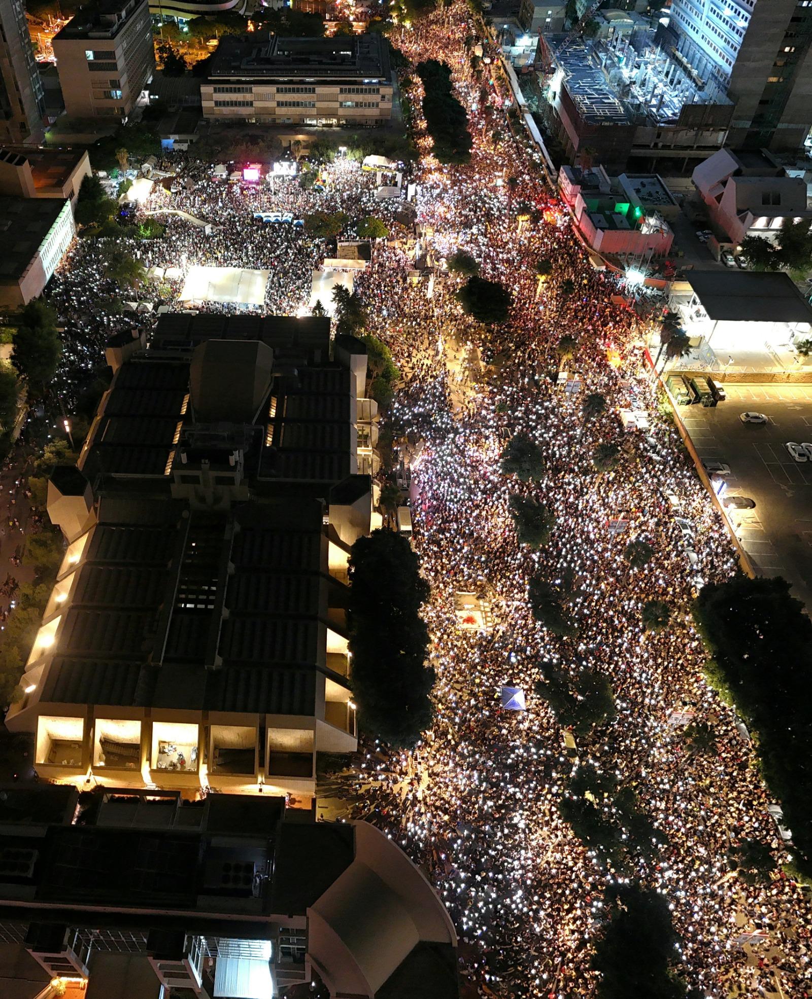 تظاهرات ليلية حاشدة في تل أبيب للمطالبة بوقف حرب غزة وتبادل الأسرى