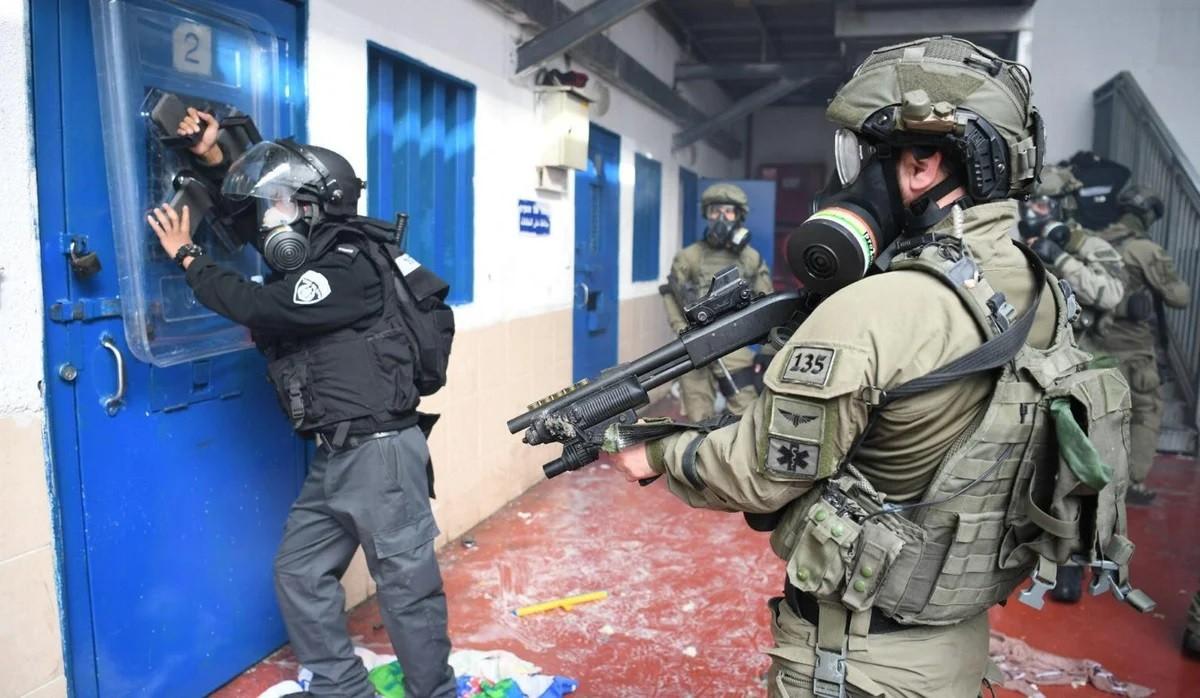 إدارة سجون الاحتلال تواصل إجرامها بحقّ المعزولين من قيادات الحركة الأسيرة