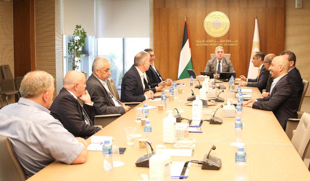 محافظ سلطة النقد يبحث مع اتحاد موردي الأدوية التحديات المالية وتعزيز التعاون المصرفي لدعم القطاع الصحي