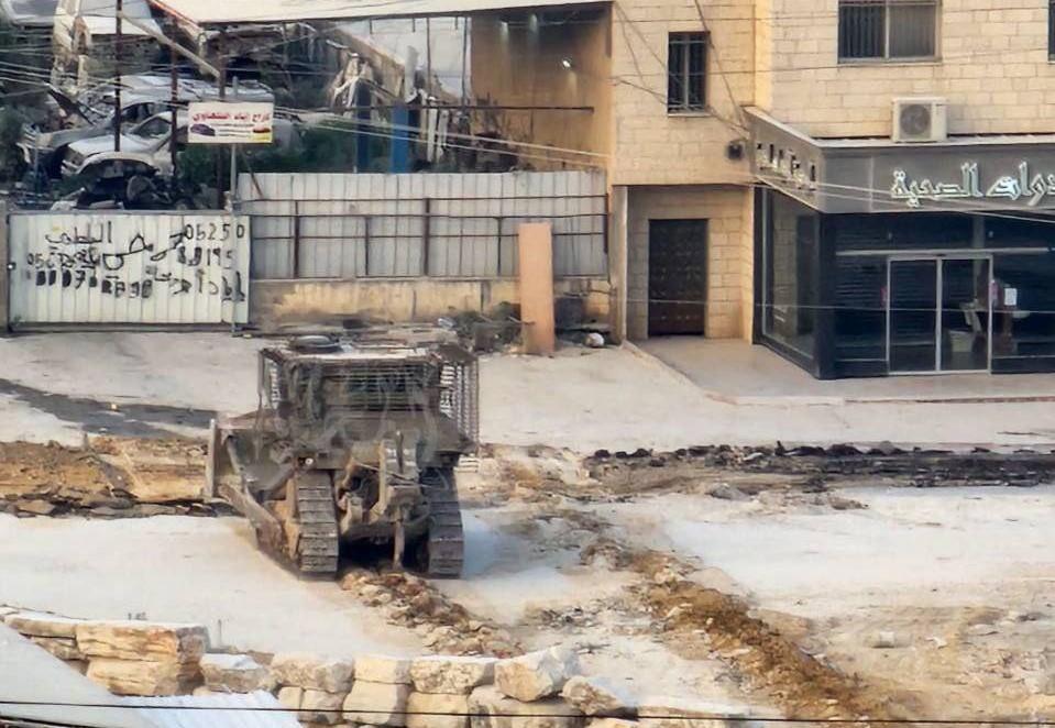 الاحتلال يواصل هدم المباني السكنية في مخيم نور شمس لليوم الثالث على التوالي