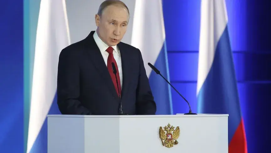 بوتين ينفي ركود الاقتصاد الروسي ويدعم مسار الفائدة