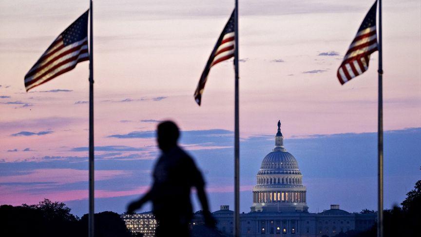 "موديز" تخفض تصنيف الولايات المتحدة الائتماني إلى Aa1