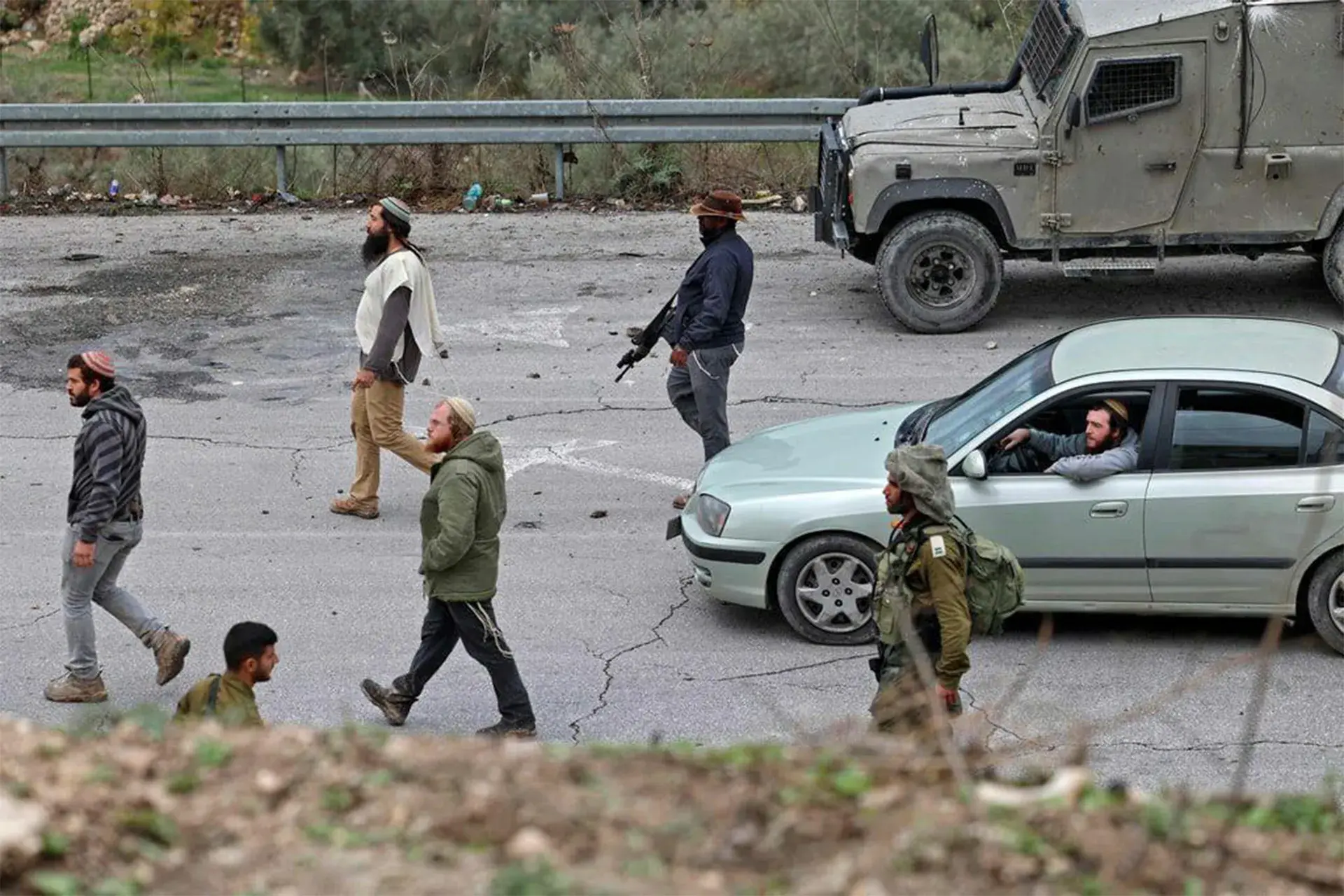 الضفة.. مستوطنون يهاجمون فلسطينيين ومتضامنين معهم