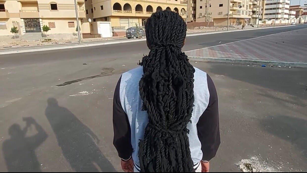 صور: قصة صاحب أطول شعر بمصر وزنه 10 كيلو وطوله متر