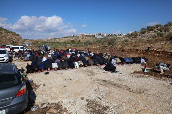 العشرات يؤدون "الجمعة" في الجبل "الوسطاني" المهدد بالاستيلاء جنوب طولكرم