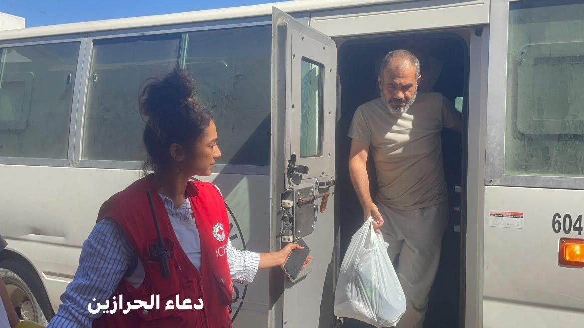 الاحتلال يفرج عن 13 أسيرا فلسطينيا من غزة بعد اعتقالهم بظروف قاسية