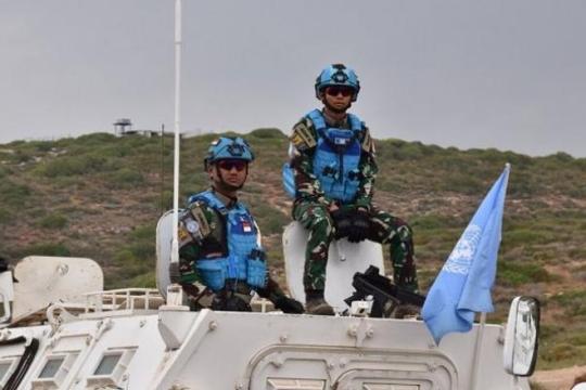 اليونيفيل تتهم الجيش الإسرائيلي بإلقاء قنابل قرب قواتها في جنوب لبنان