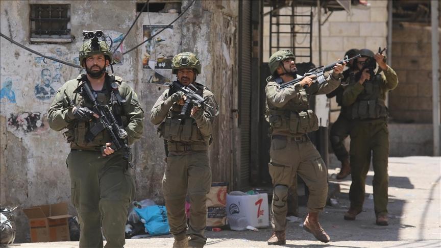 الجيش الإسرائيلي يقتحم مدينة الخليل ويحاصر منزل أسير فلسطيني