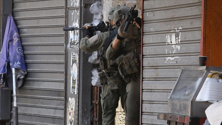 الضفة.. إسرائيل تنصب بوابات عسكرية ومستوطنون يعتدون على فلسطينيين