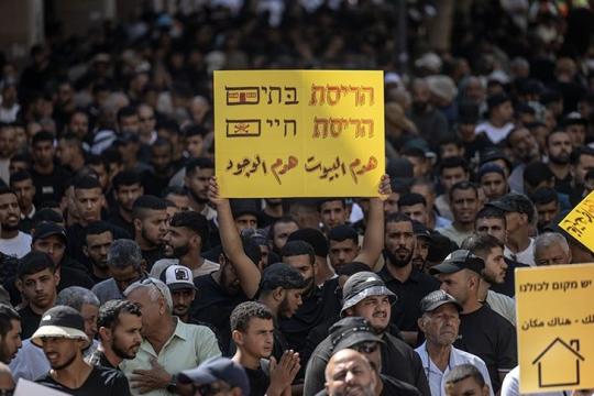 فلسطينيون يتظاهرون ضد سياسة إسرائيل بهدم منازلهم في النقب