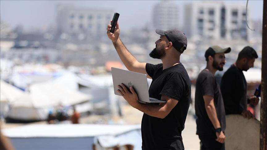 انقطاع الاتصالات يعزل غزة.. وصحفيوها يخاطرون لنقل الحقيقة