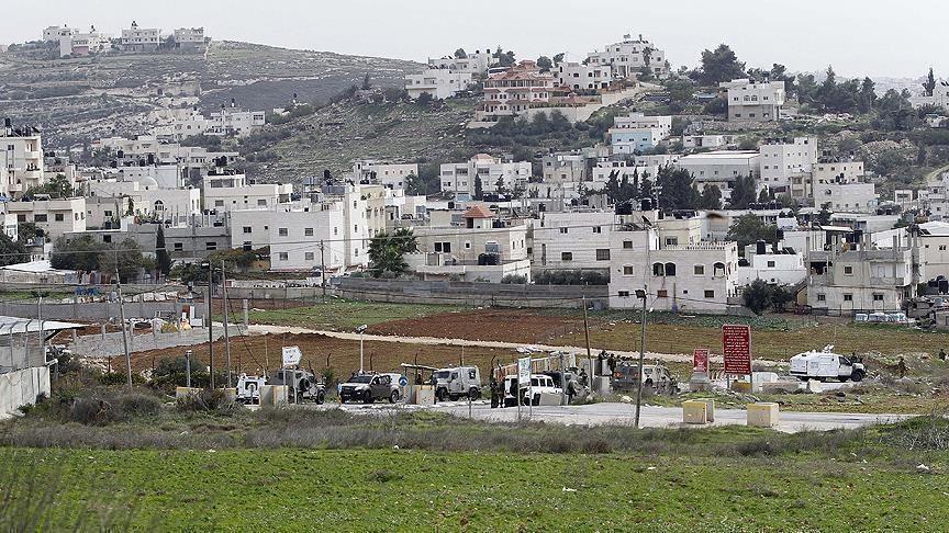 مستوطنون يقطعون الكهرباء والمياه عن 15 عائلة فلسطينية بالضفة