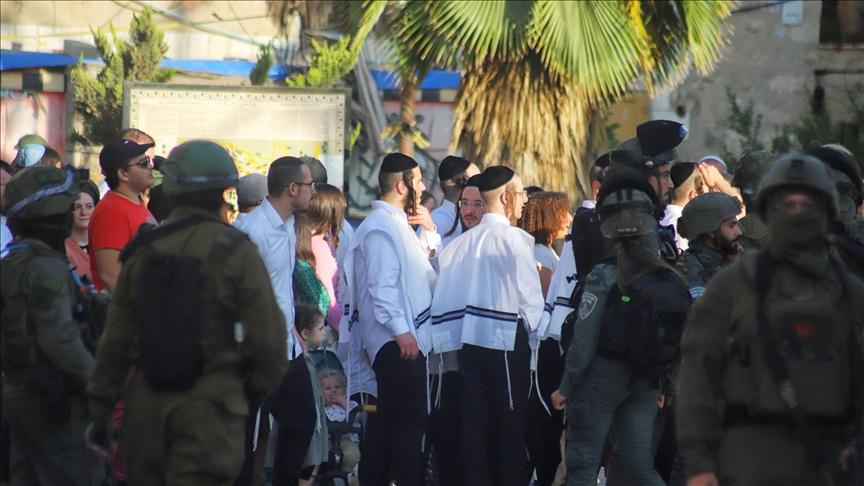 مستوطنون يرشقون مركبات فلسطينية بالحجارة جنوبي الضفة