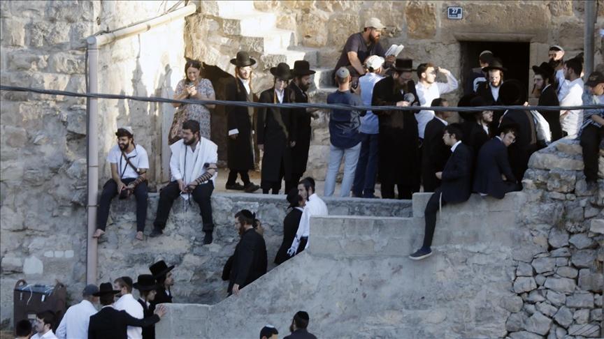 إسرائيليون يشرعون بإقامة بؤرة استيطانية غرب الخليل بالضفة الغربية