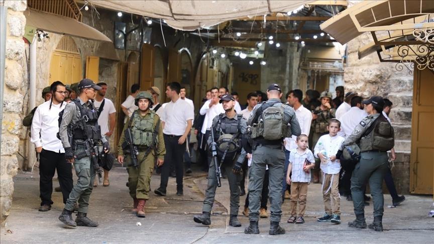 مستوطنون إسرائيليون يصيبون 8 فلسطينيين في هجوم على قرية شمالي الضفة