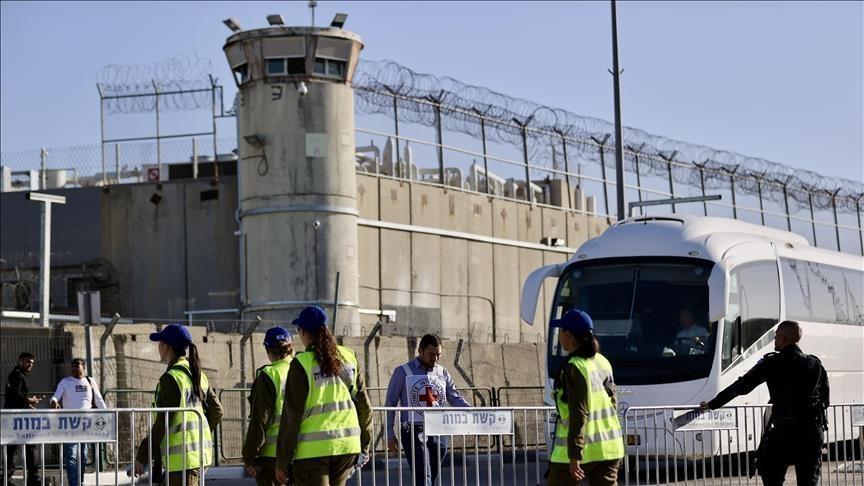 نقل الأسرى إلى سجني كتسيعوت وعوفر تمهيدًا للإفراج عنهم ضمن اتفاق وقف إطلاق النار في غزة